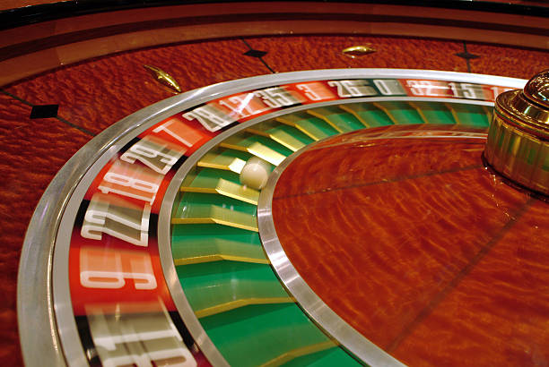 Mobile phone screen showing live baccarat table with Uber Cup match ticker in background